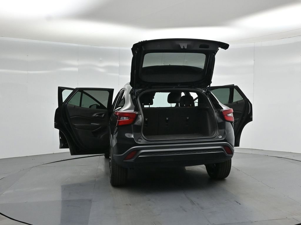 Used 2024 Chevrolet Trax RS w/ Sunroof Package FWD image 29