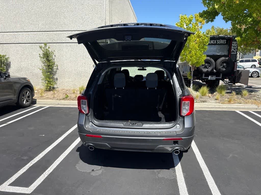 Certified 2023 Ford Explorer XLT w/ Equipment Group 202A RWD image 9