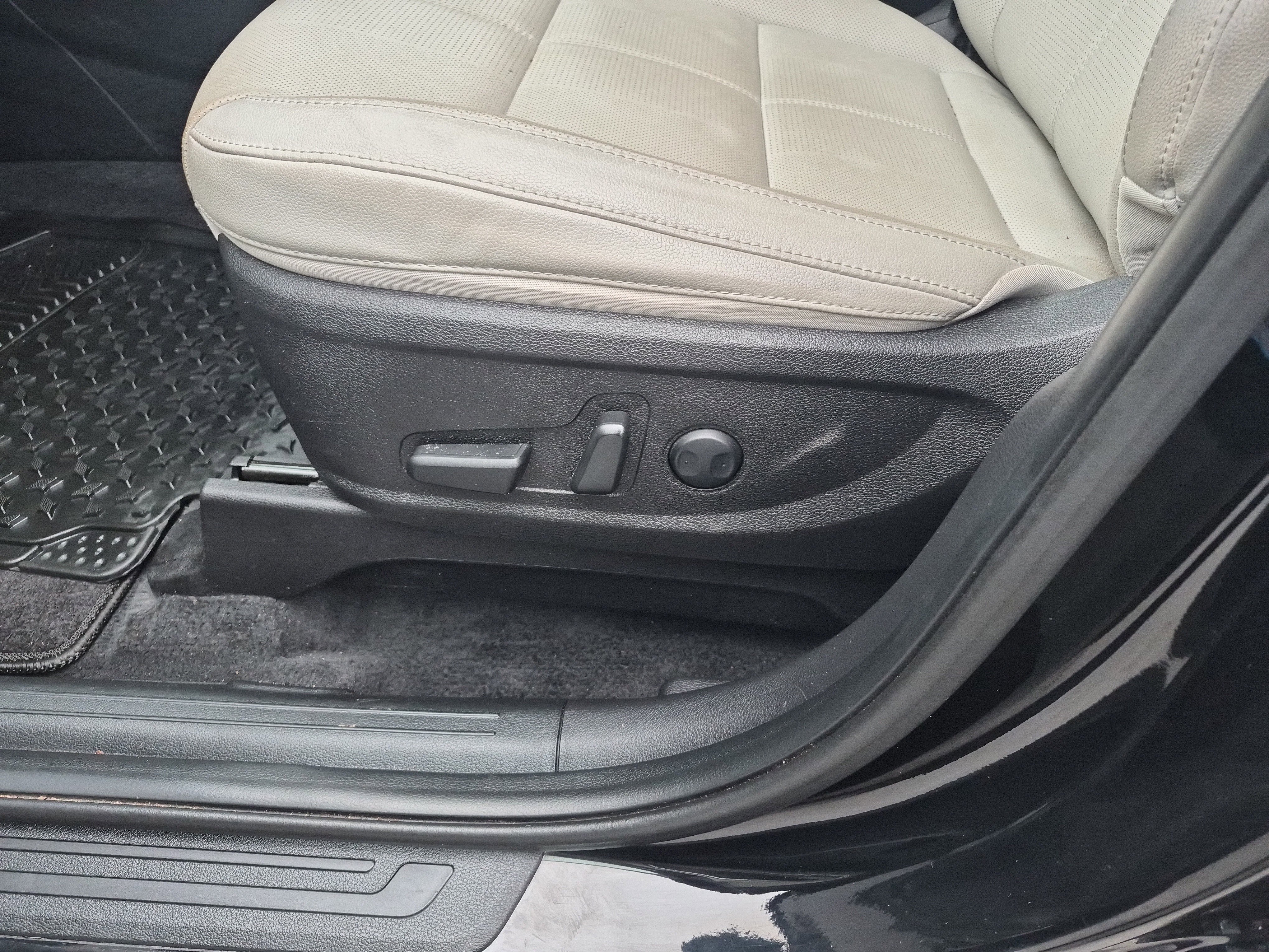 Used 2024 Kia Telluride EX w/ EX Captain's Chair Package image 12