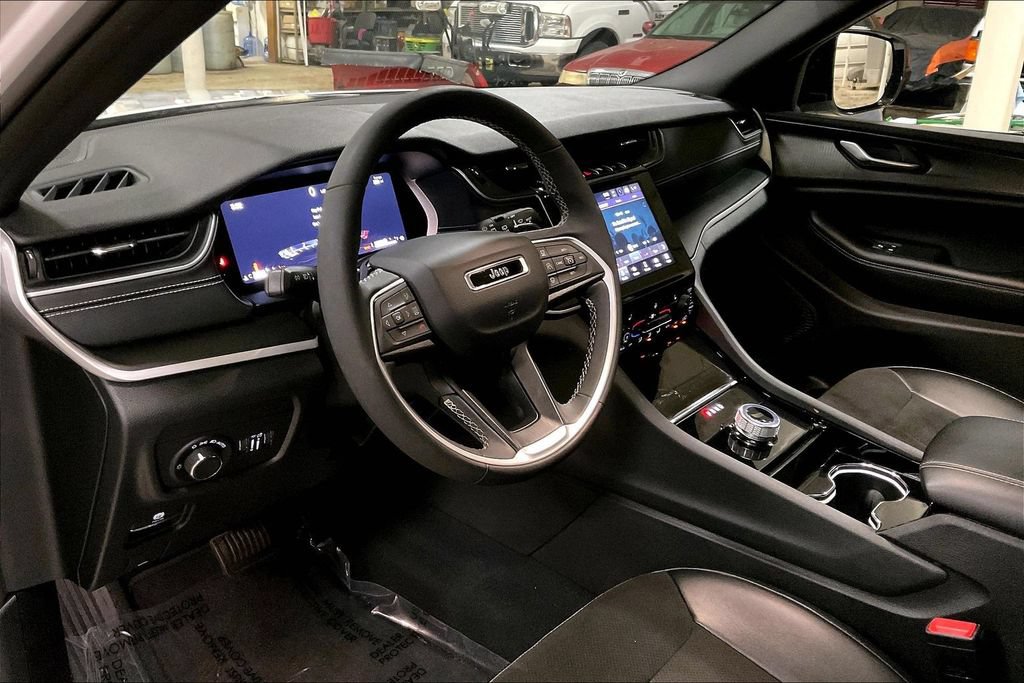 Used 2023 Jeep Grand Cherokee L Laredo AWD/4WD image 13