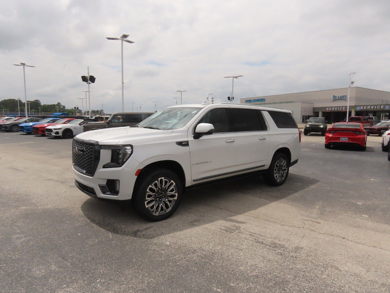 Used 2023 GMC Yukon XL Denali Ultimate AWD/4WD image 2