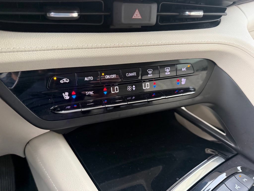Used 2023 Buick Envision Avenir AWD/4WD image 25