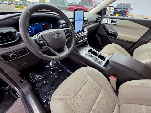 Certified 2024 Ford Explorer Platinum w/ Technology Package AWD/4WD image 17