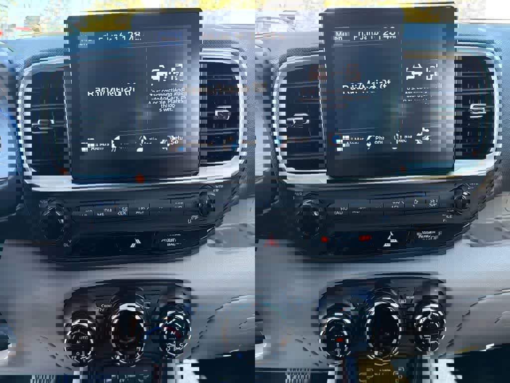 Used 2023 Hyundai Venue SEL image 25