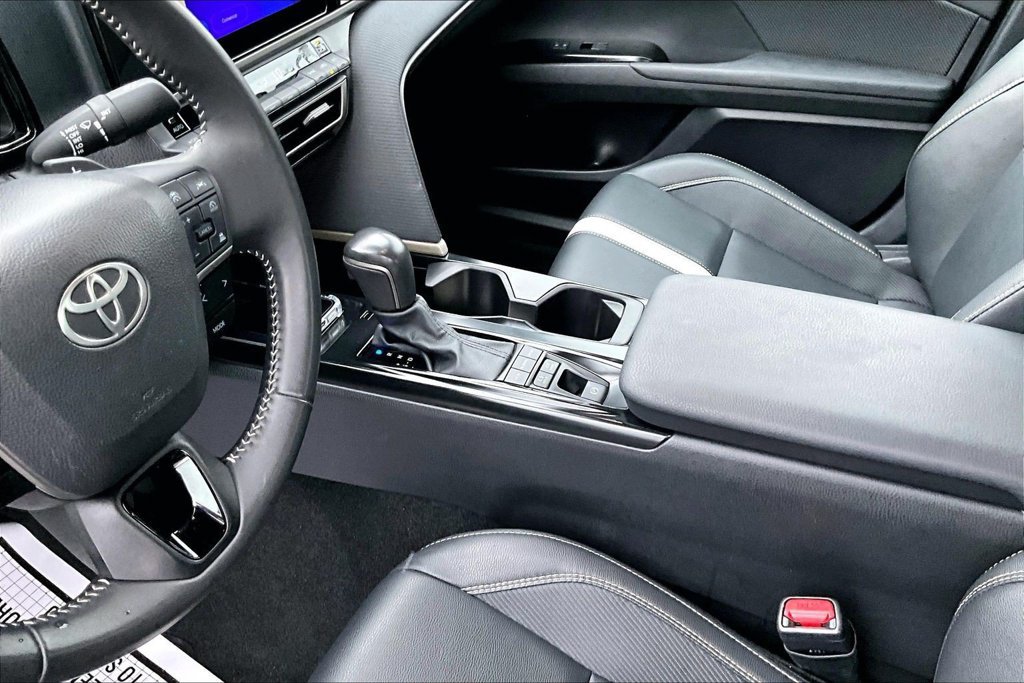 Used 2025 Toyota Camry SE FWD image 16