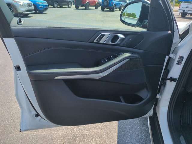 Used 2022 BMW X5 xDrive40i w/ Parking Assistance Package AWD/4WD image 13