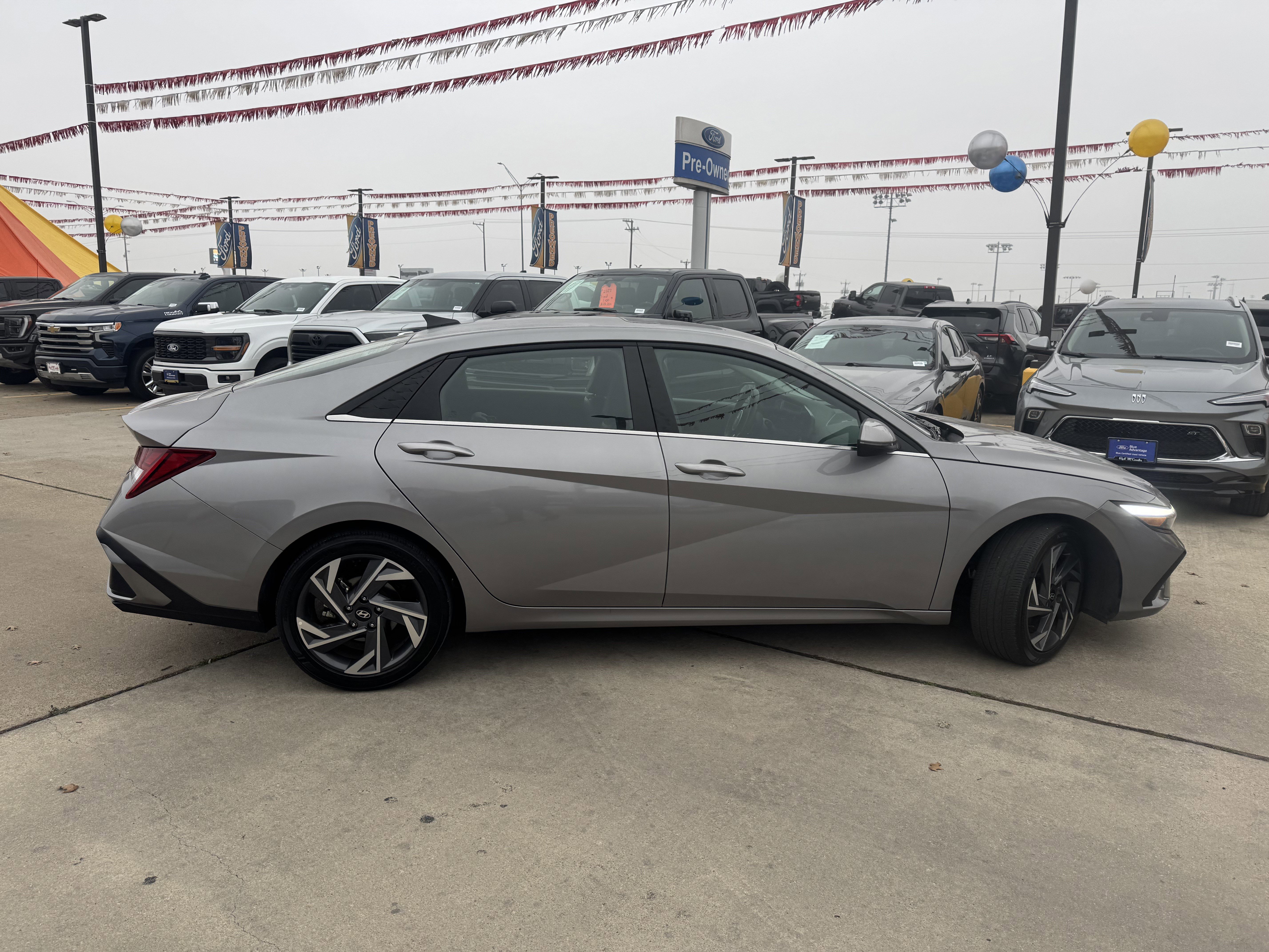 Used 2025 Hyundai Elantra Limited image 3