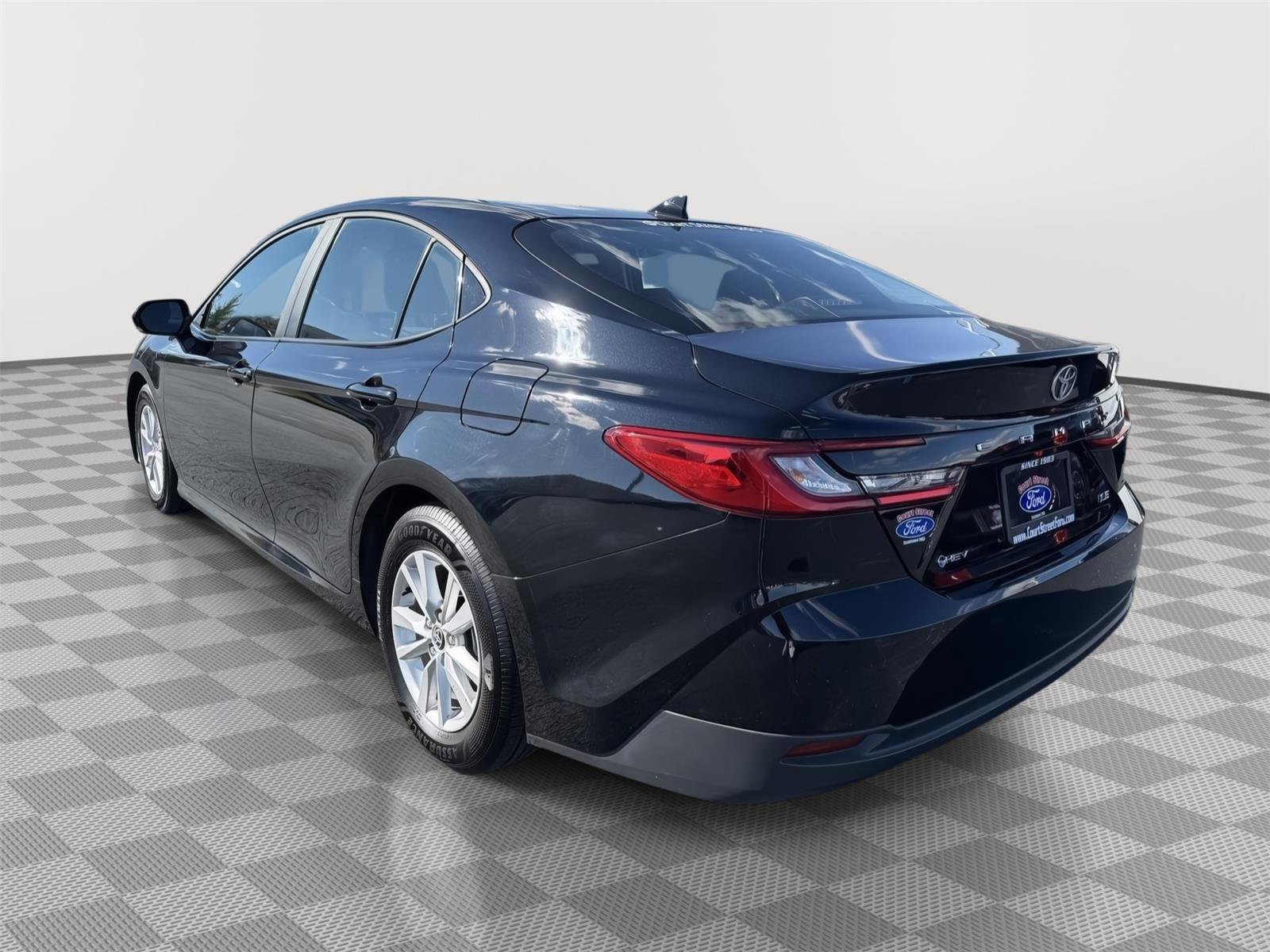 Used 2025 Toyota Camry LE image 3
