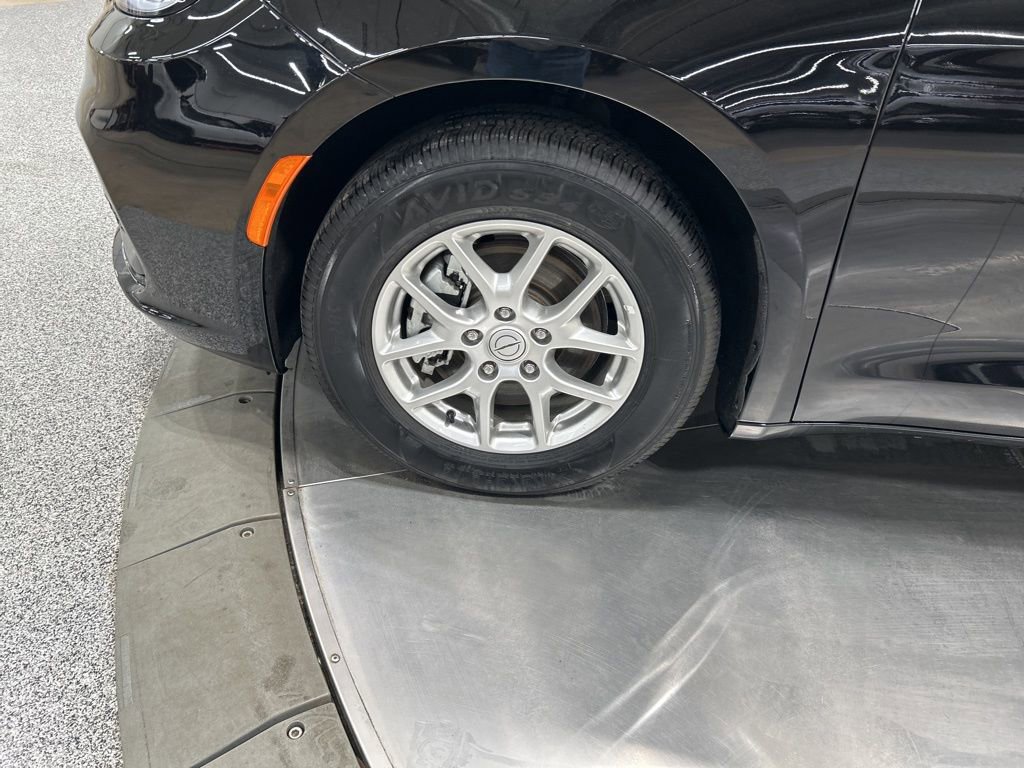 Used 2025 Chrysler Pacifica Select image 34