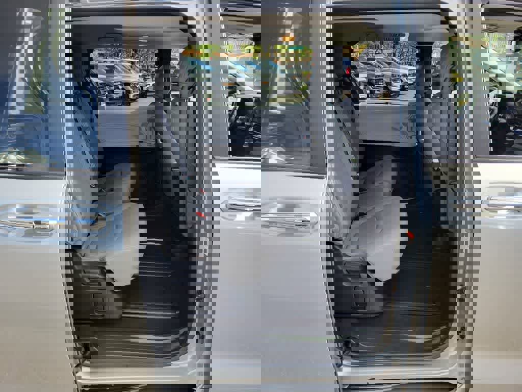 Used 2025 Toyota Sienna XLE image 17