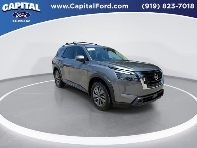 Used 2025 Nissan Pathfinder SV FWD image 2