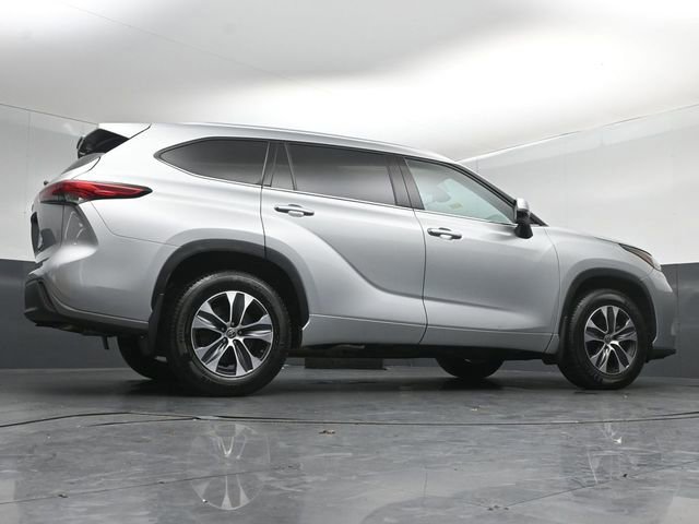Used 2021 Toyota Highlander XLE AWD/4WD image 14