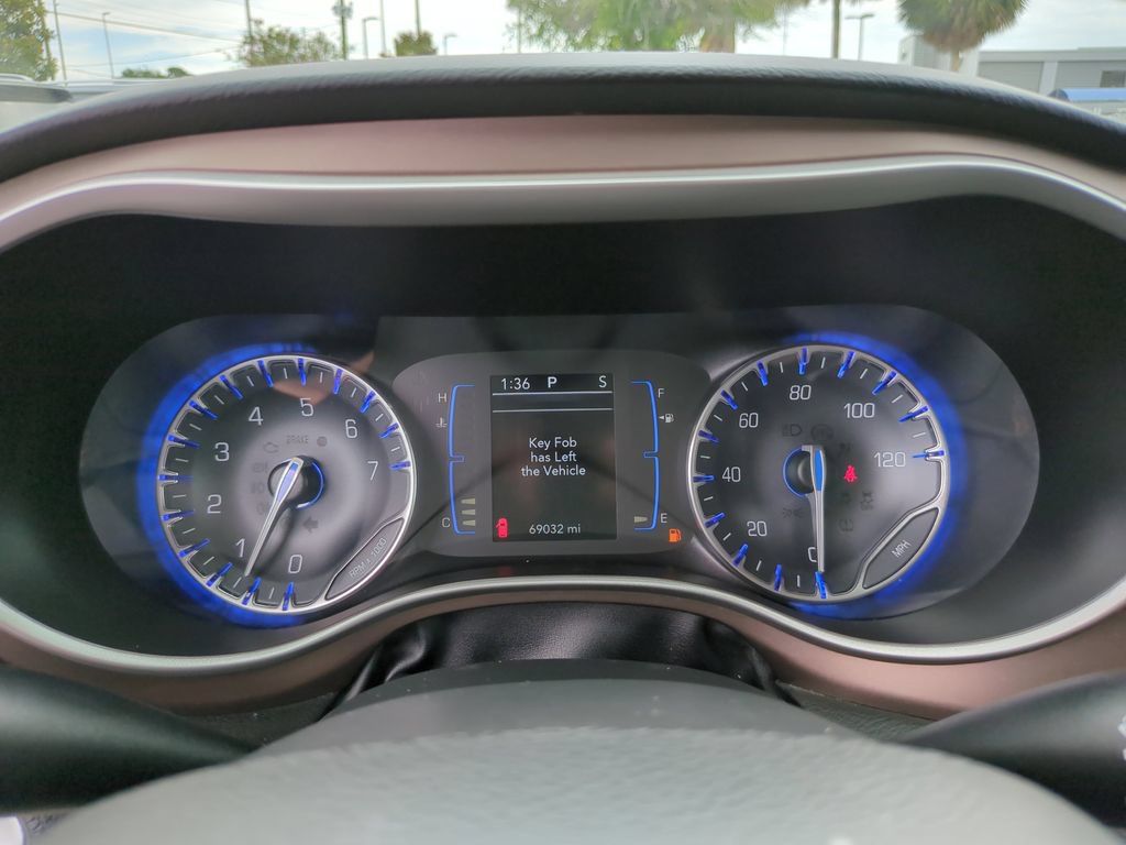 Used 2018 Chrysler Pacifica Touring-L FWD image 35