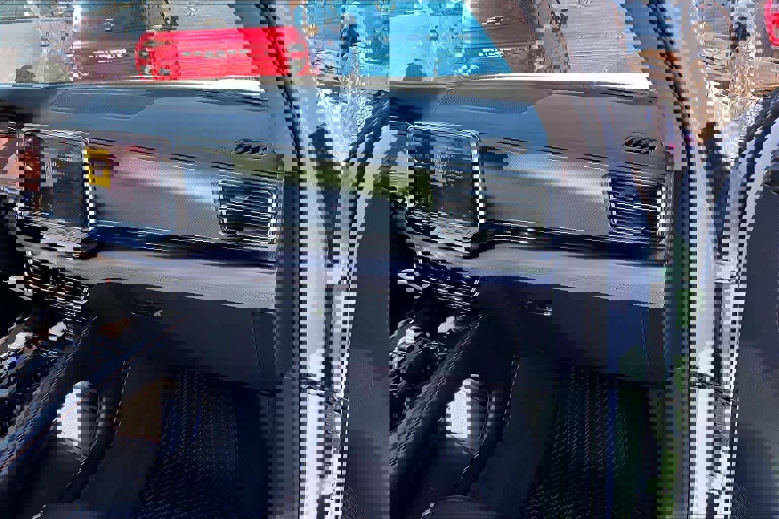 Used 2024 Volkswagen Atlas Peak Edition SE AWD/4WD image 18