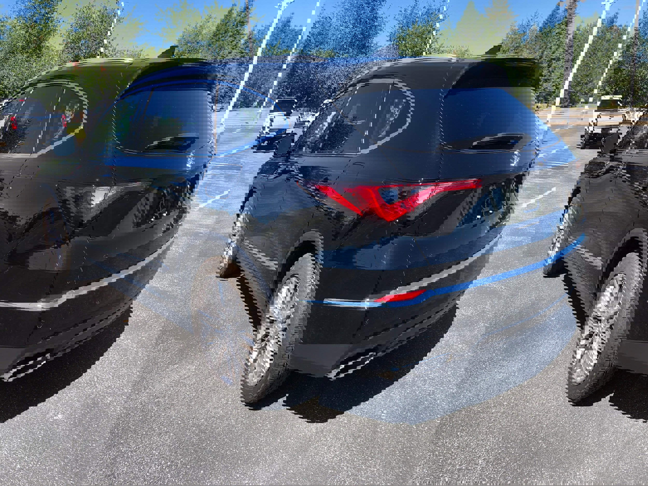 Used 2023 Acura MDX SH-AWD w/ Advance Package image 3