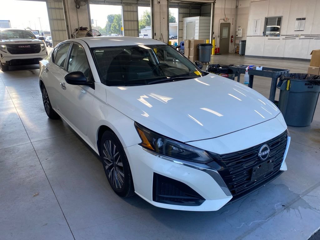 Used 2024 Nissan Altima 2.5 SV FWD image 1