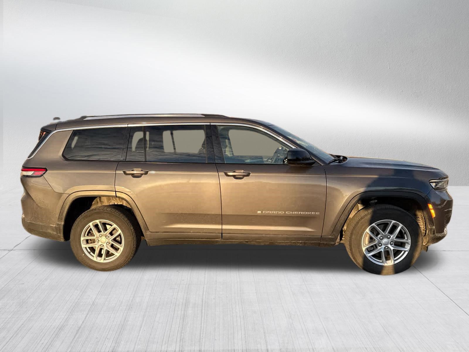 Used 2023 Jeep Grand Cherokee L Laredo image 9