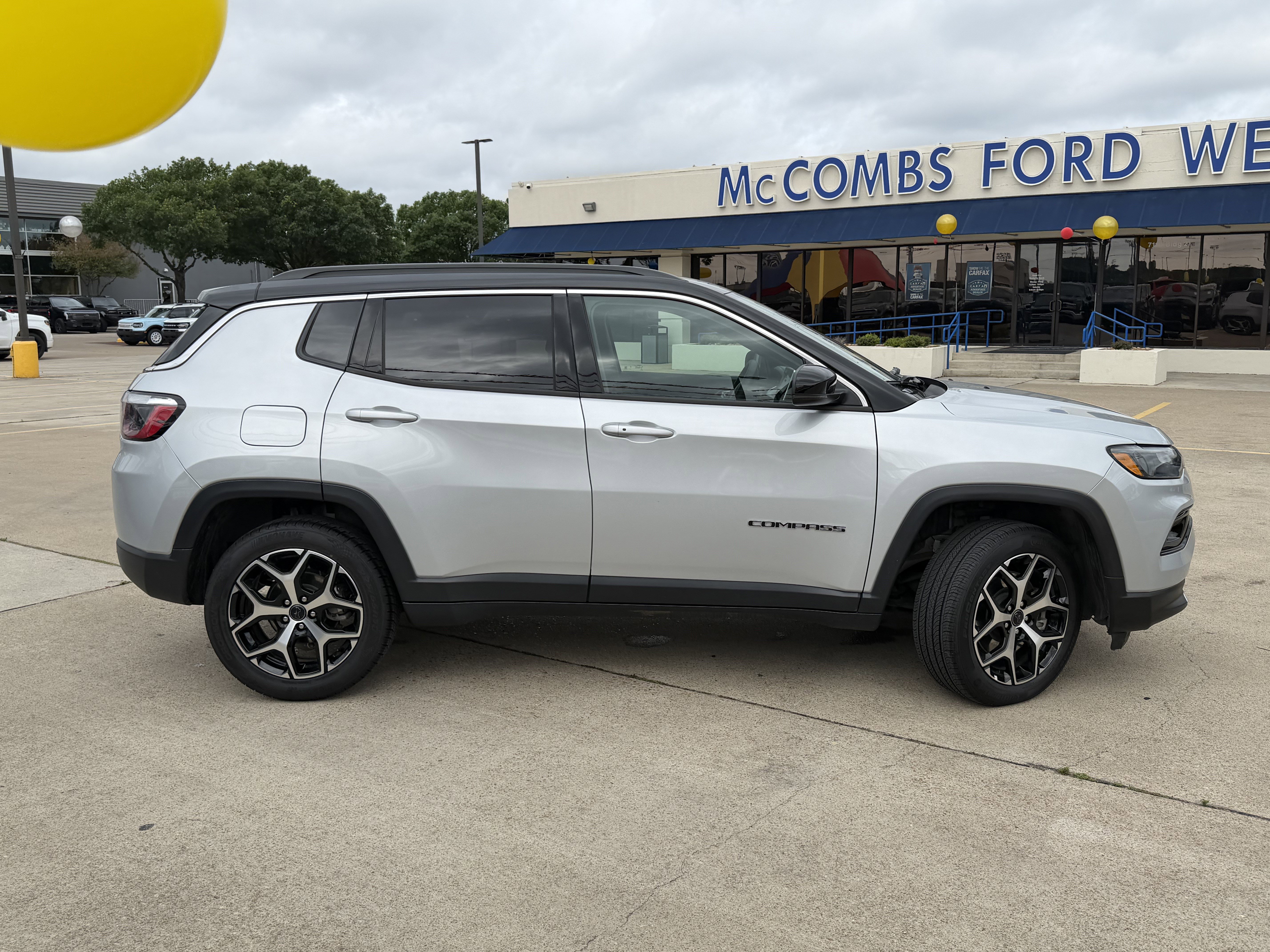 Used 2025 Jeep Compass Limited AWD/4WD image 4
