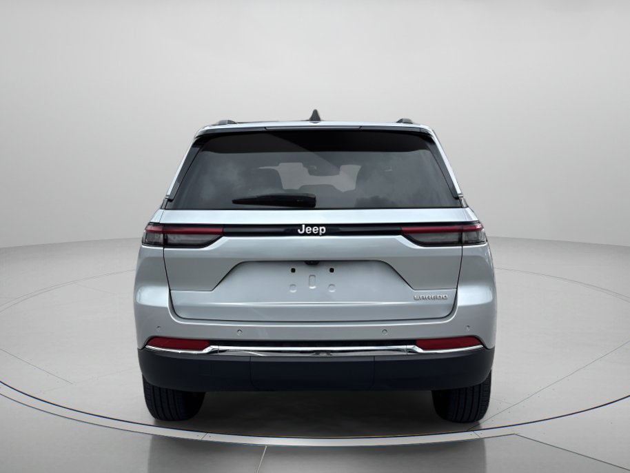 Used 2025 Jeep Grand Cherokee Laredo X w/ Luxury Tech Group I RWD image 4