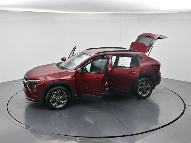 Used 2025 Chevrolet Trax LT w/ LT Convenience Package FWD image 50