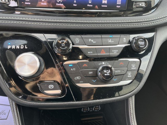 Used 2025 Chrysler Pacifica Limited FWD image 19