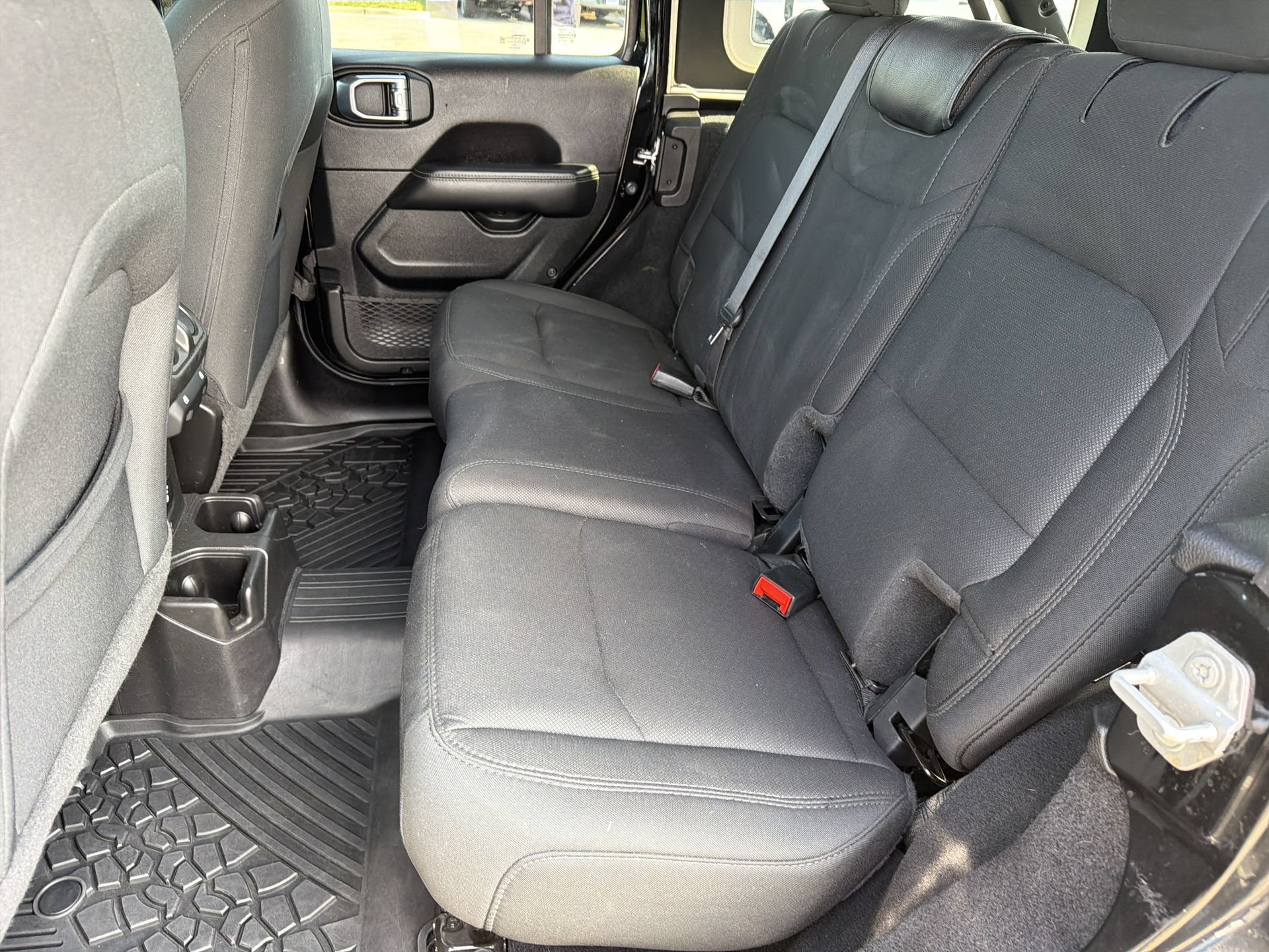Used 2022 Jeep Wrangler Unlimited Sahara AWD/4WD image 20