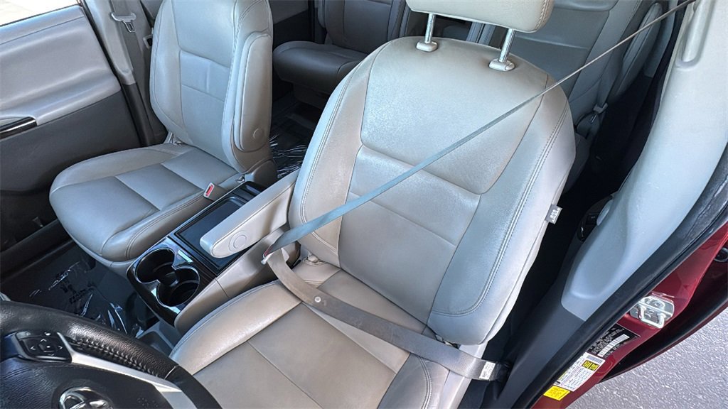 Used 2020 Toyota Sienna XLE w/ XLE Navigation Package image 22