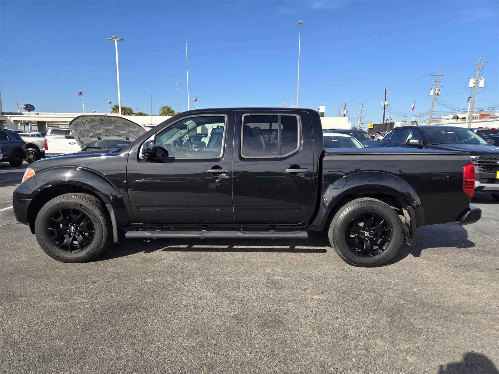 Used 2020 Nissan Frontier SV w/ Midnight Edition Floor Mats image 5