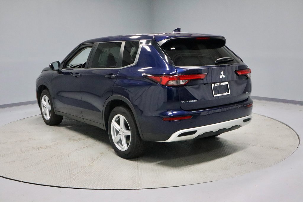 Used 2022 Mitsubishi Outlander SE image 3