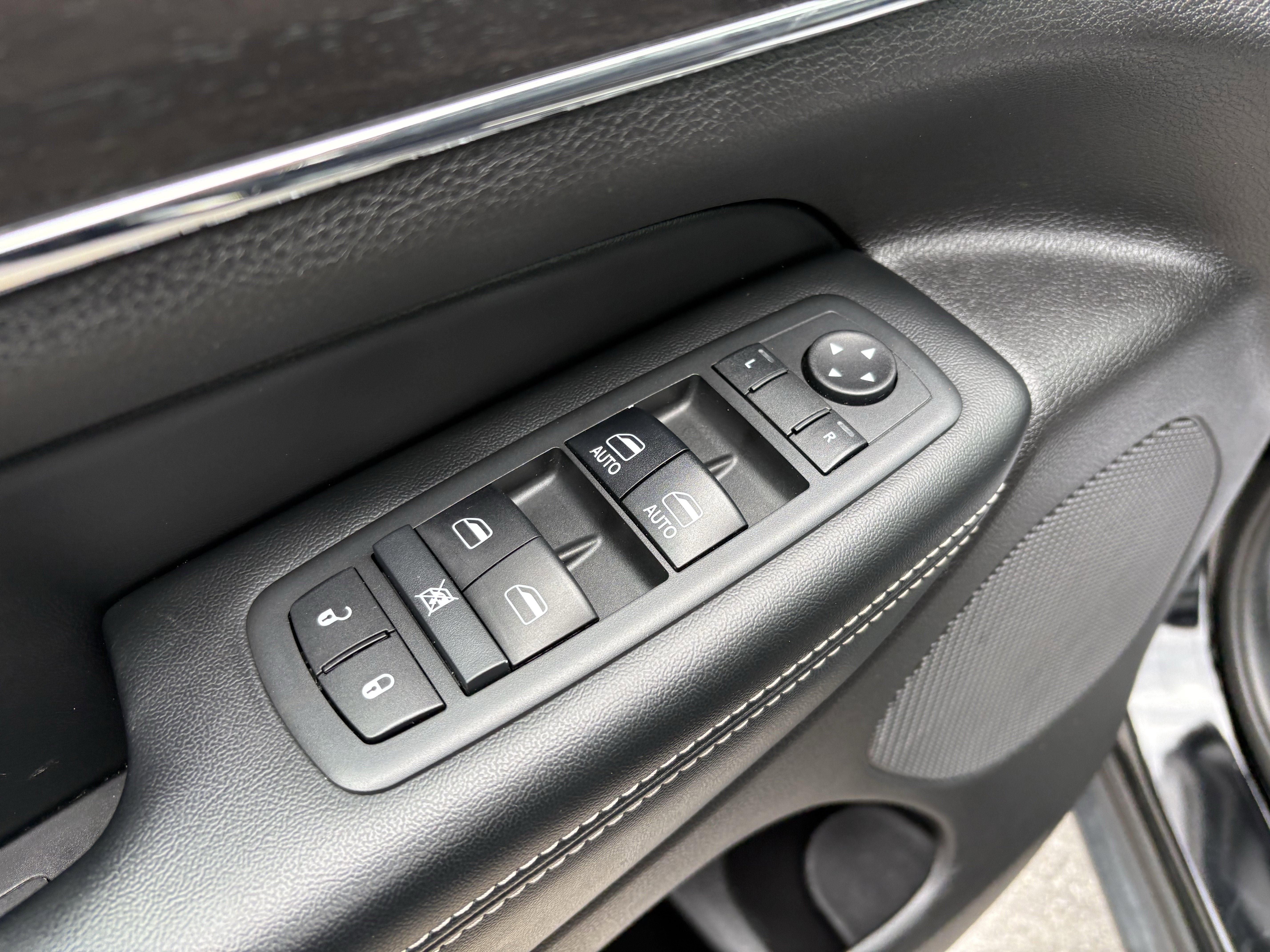 Used 2017 Jeep Grand Cherokee Limited image 19