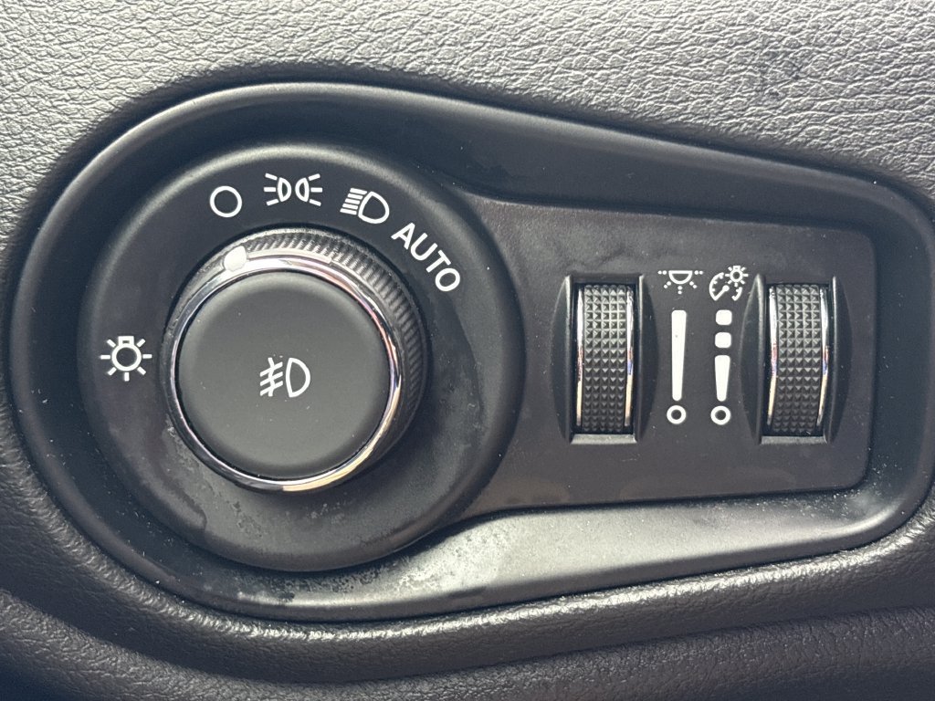 Used 2023 Jeep Renegade Altitude AWD/4WD image 30