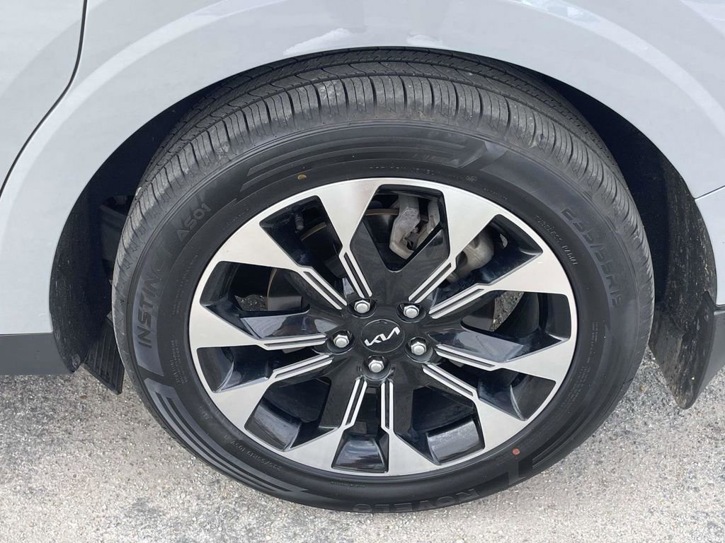 Used 2024 Kia Carnival EX image 9