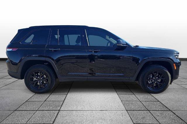 Used 2025 Jeep Grand Cherokee Altitude AWD/4WD image 4