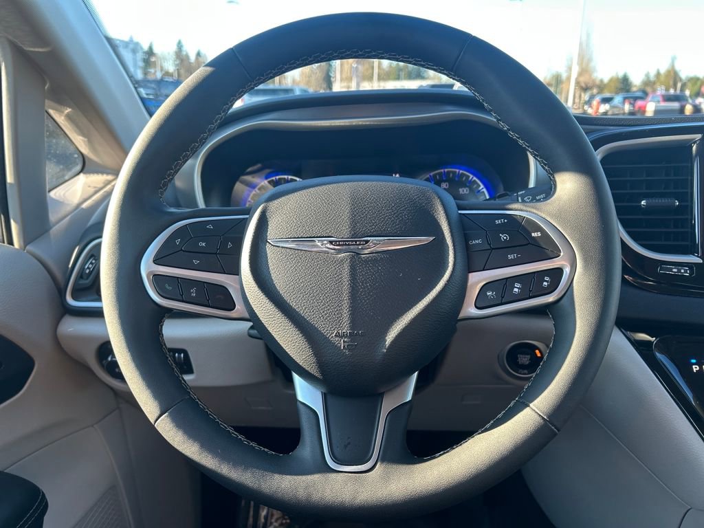 Used 2024 Chrysler Pacifica Touring-L image 21