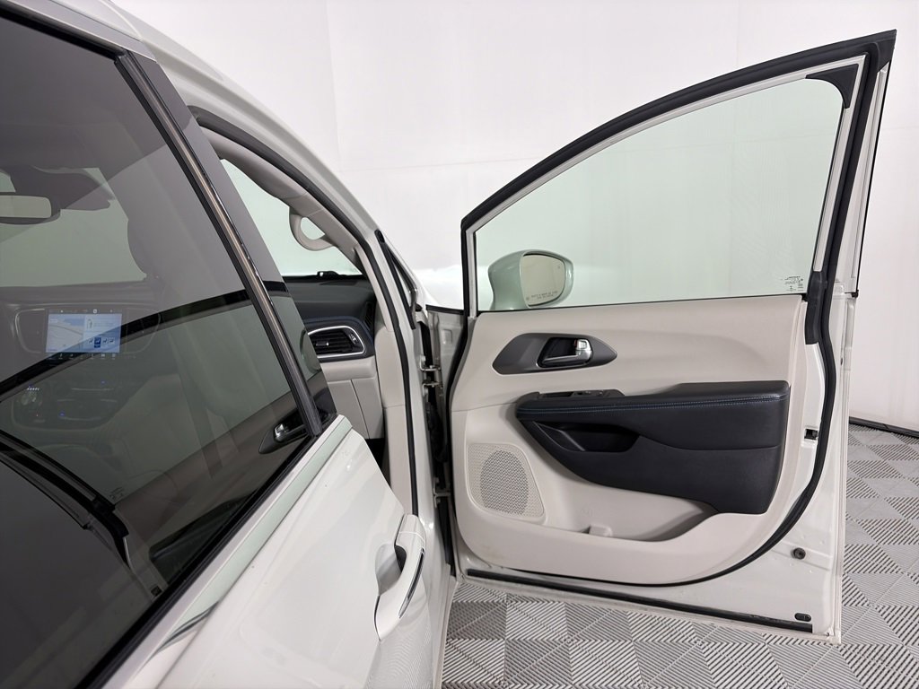 Used 2021 Chrysler Pacifica Touring-L image 28
