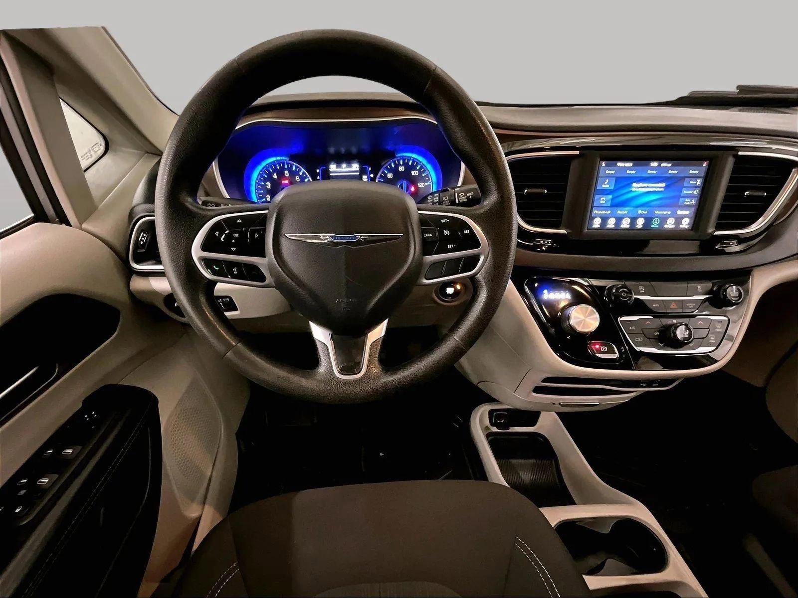 Used 2020 Chrysler Voyager L image 5