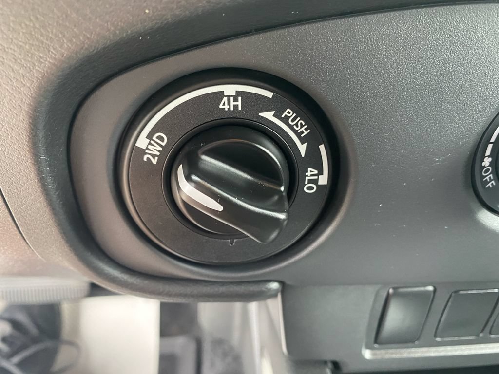 Used 2024 Nissan Frontier SV AWD/4WD image 40