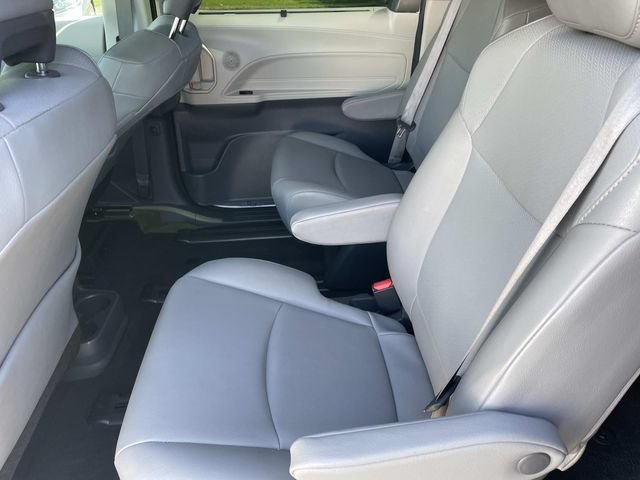 Used 2022 Toyota Sienna XLE w/ XLE Plus Package FWD image 32