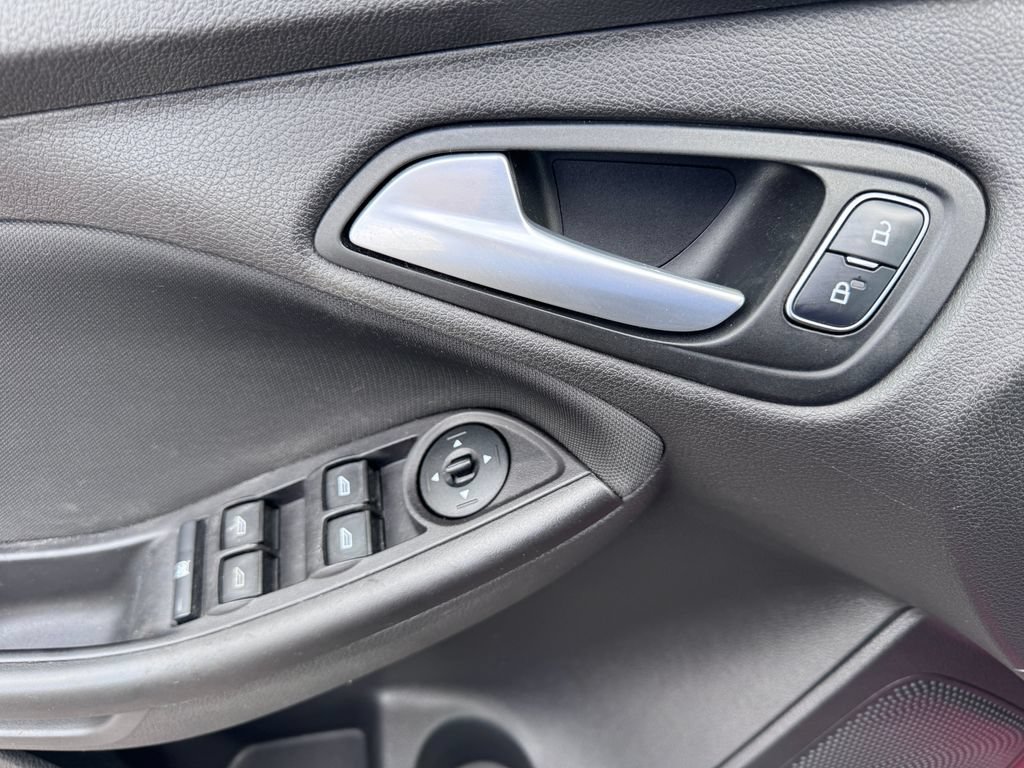Certified 2017 Ford Focus SE FWD image 9