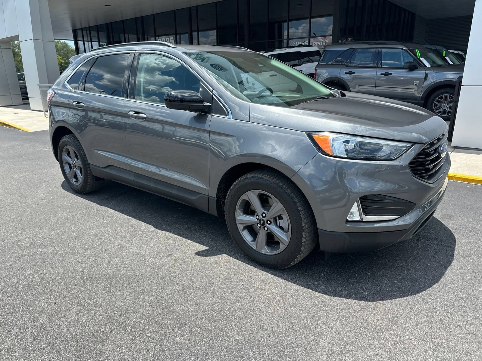 Certified 2022 Ford Edge SEL w/ Sport Appearance Package AWD/4WD image 2