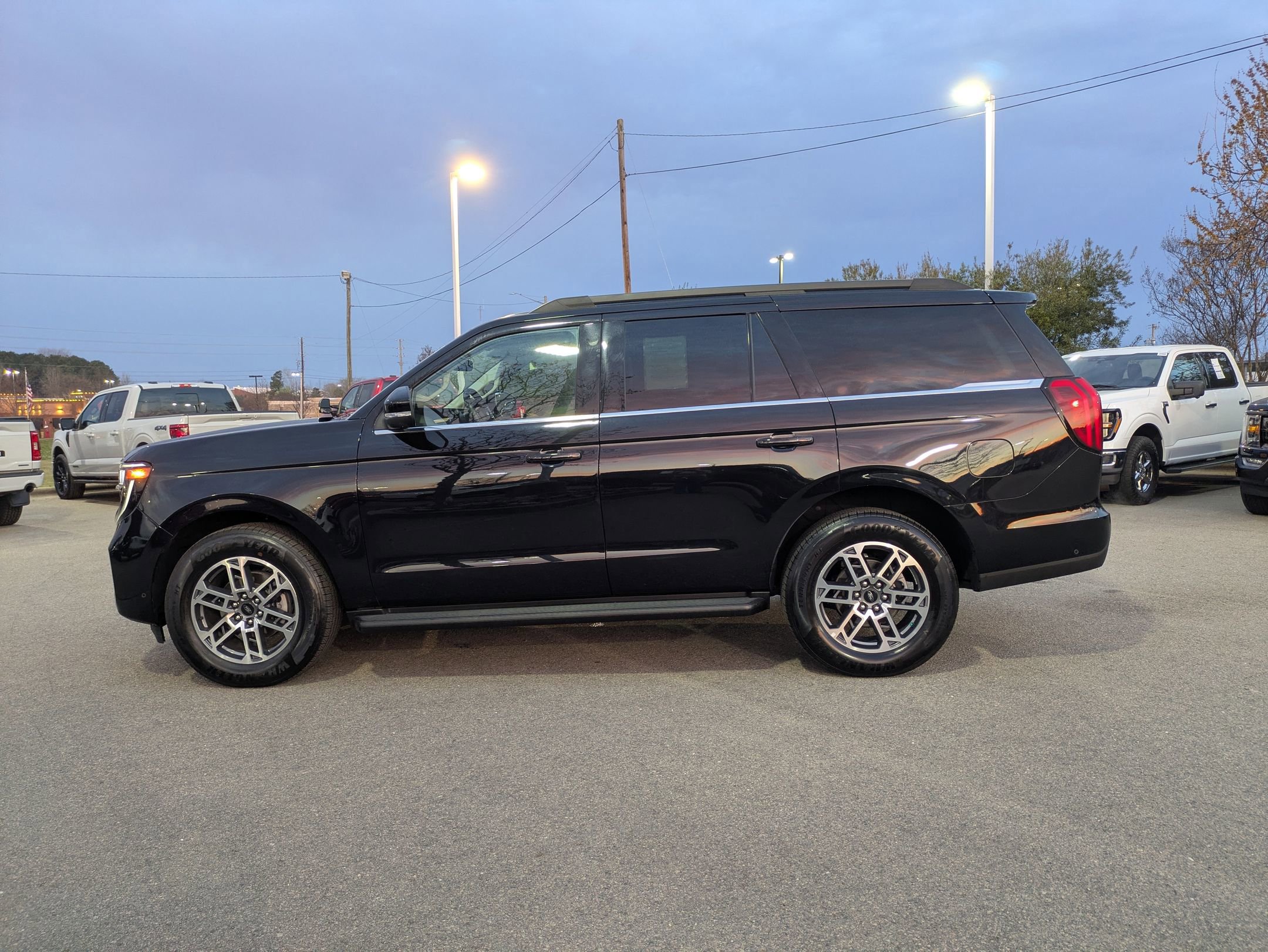 Certified 2025 Ford Expedition Active image 2