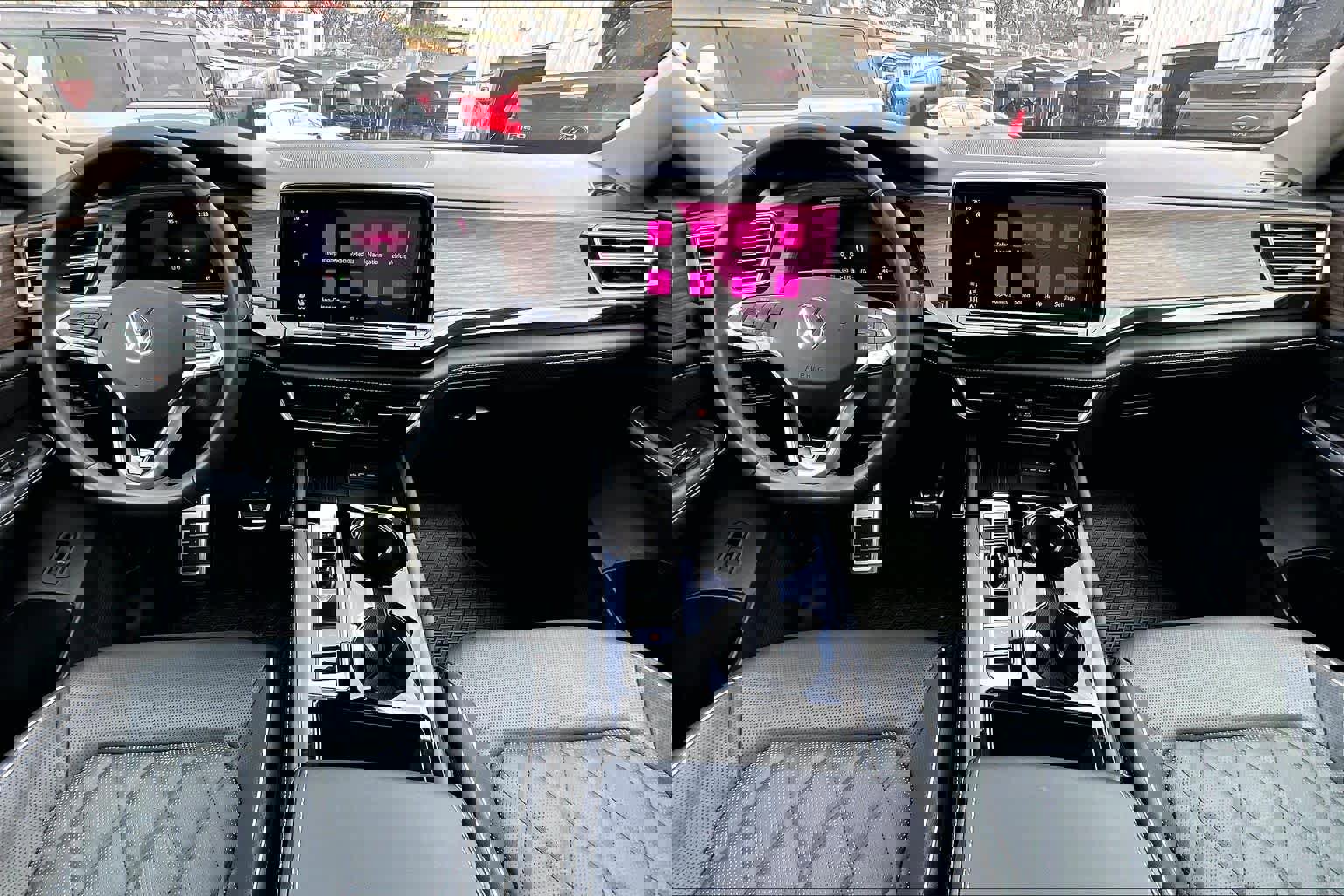 Used 2025 Volkswagen Atlas SEL Premium R-Line image 16