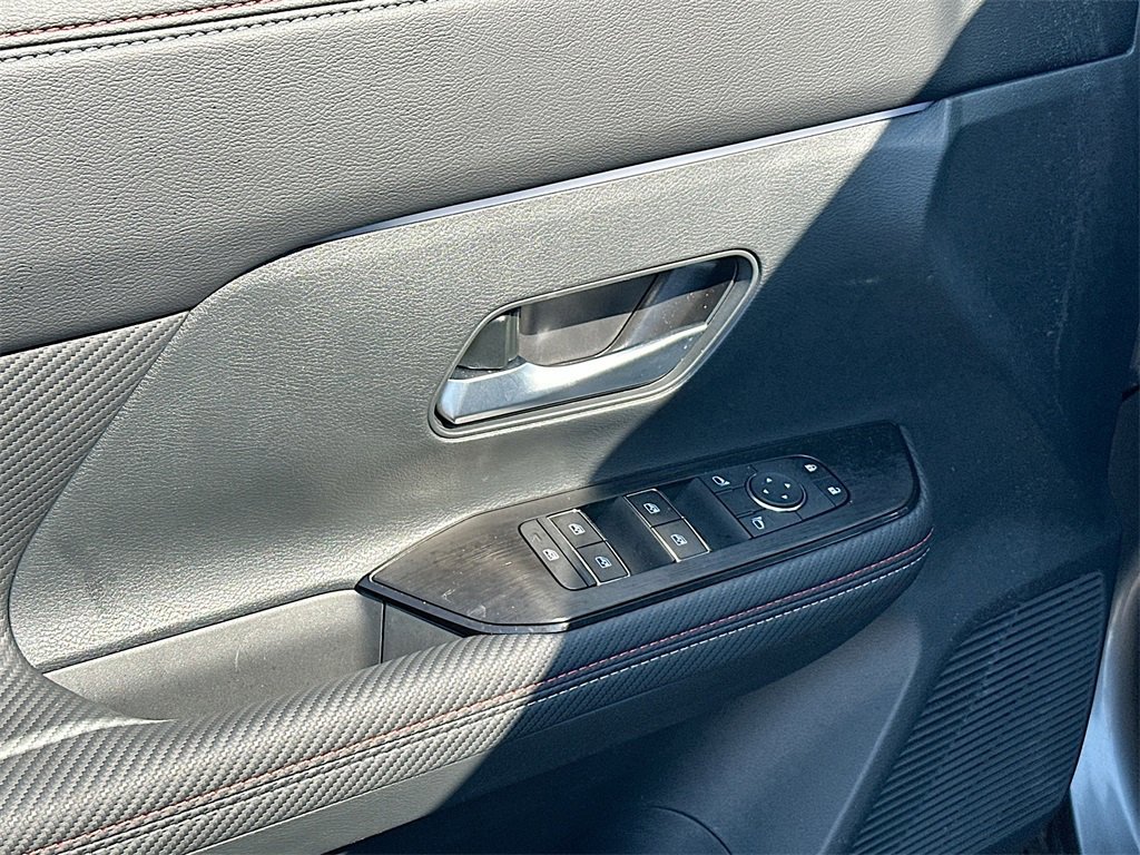 Used 2025 Nissan Kicks SR image 21