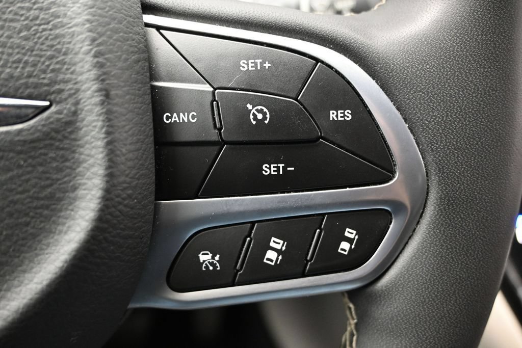 Used 2024 Chrysler Pacifica Touring-L FWD image 23