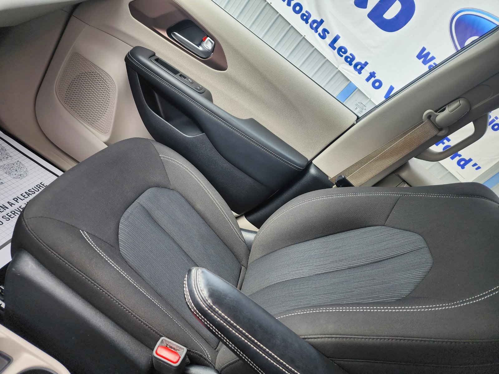 Used 2023 Chrysler Voyager LX FWD image 17