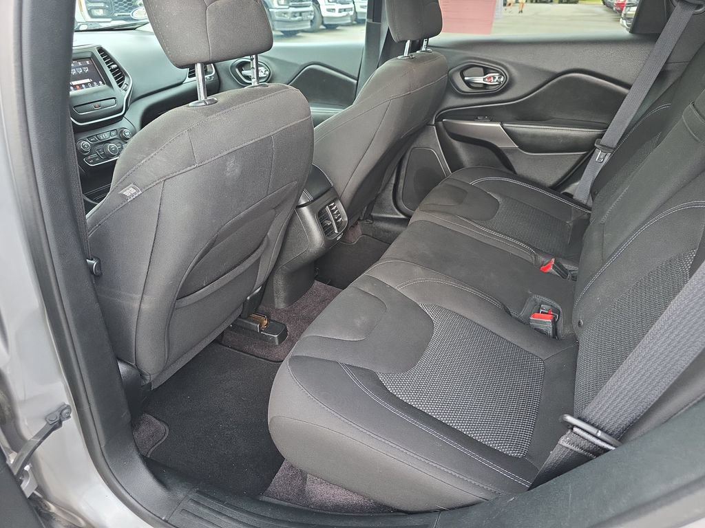 Used 2019 Jeep Cherokee Latitude w/ Popular Appearance Group FWD image 28