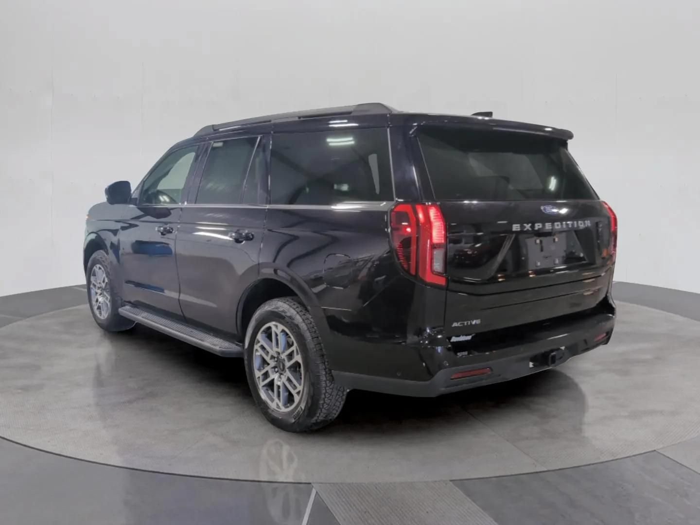 Certified 2025 Ford Expedition Active AWD/4WD image 4
