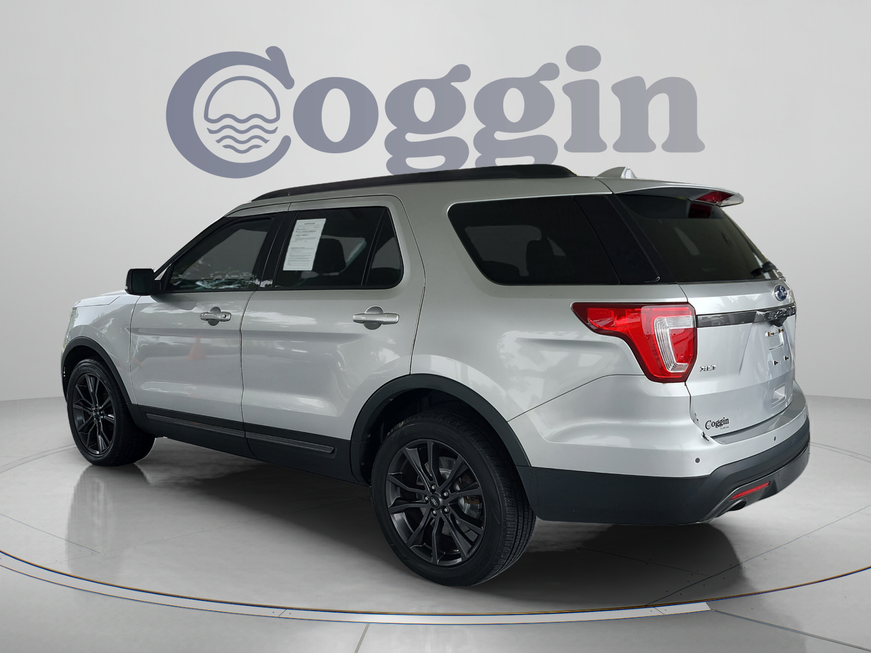Certified 2017 Ford Explorer XLT w/ Equipment Group 202A AWD/4WD image 3