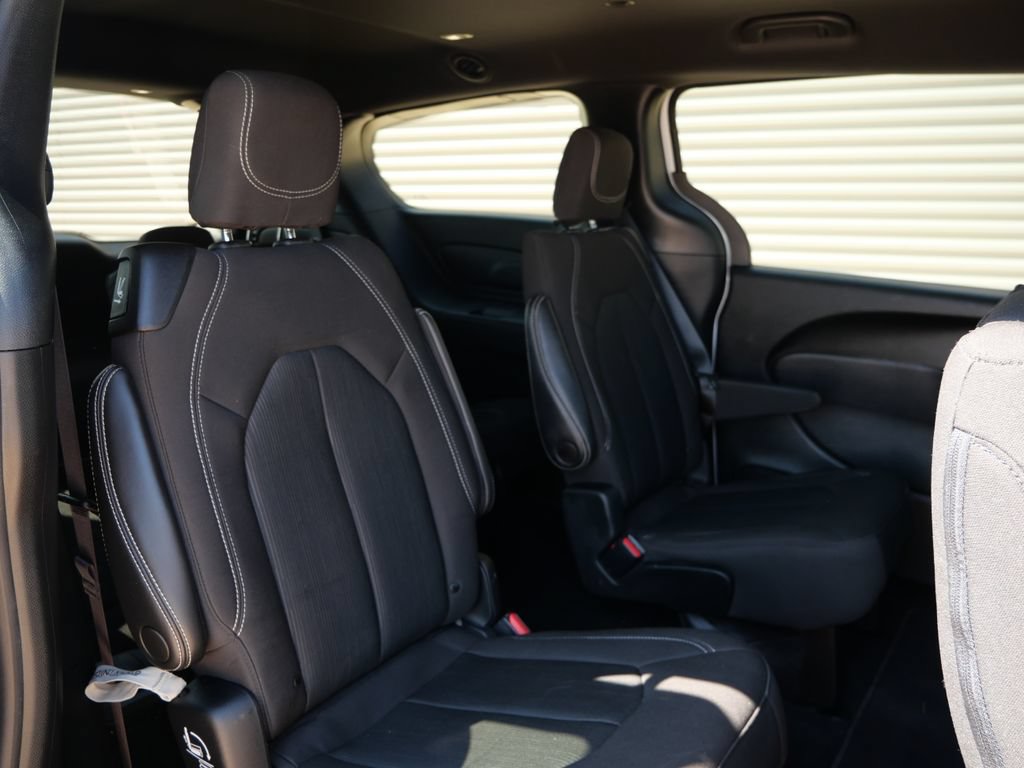 Used 2023 Chrysler Pacifica Touring FWD image 13