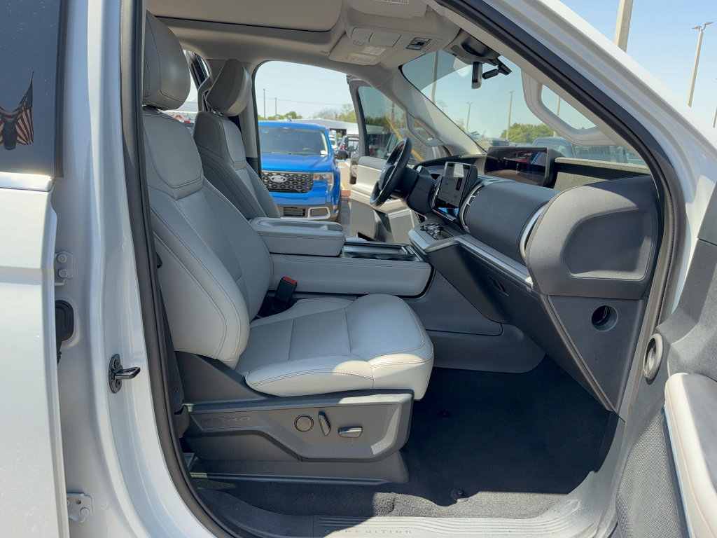 Certified 2025 Ford Expedition Active image 18